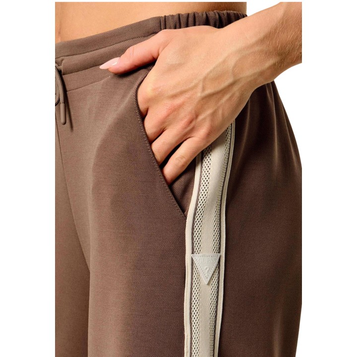 Detalle del pantalón Guess Merope Wide Leg marrón con banda lateral