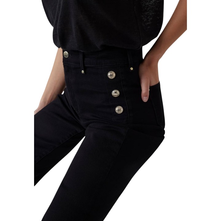 Detalle del pantalón negro Guess New Faye Pant y sus botones laterales
