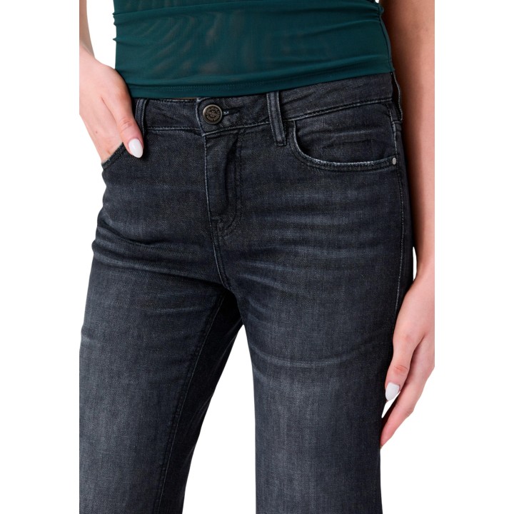 Detalle frontal de vaqueros Guess de mujer negros de denim