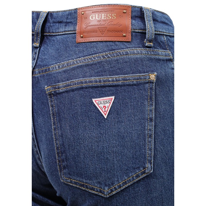 Detalle posterior de vaqueros Guess Beverly en denim azul