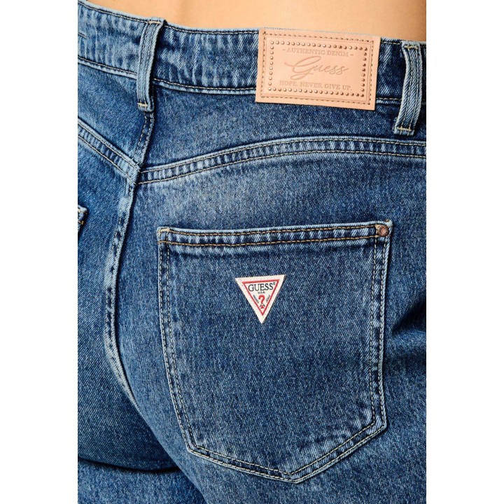 Detalle posterior de vaqueros Guess wide leg para mujer en denim azul