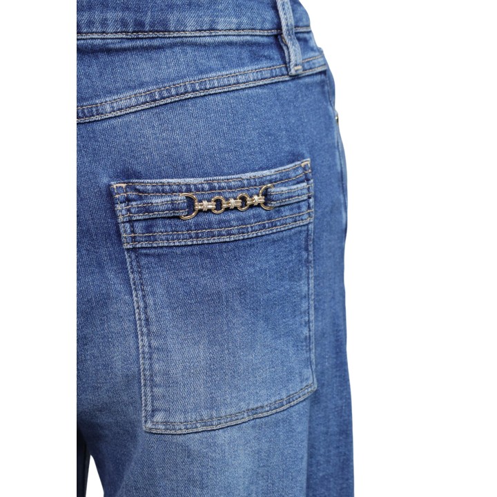Detalle posterior de bolsillo con cadena en vaqueros Guess de mujer en denim azul