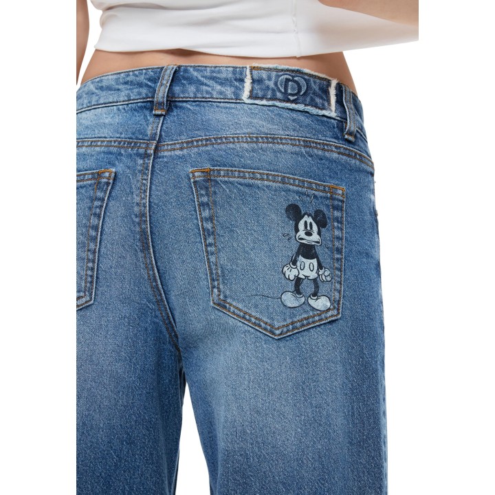 Detalle posterior de vaqueros Desigual de mujer en denim azul con Mickey
