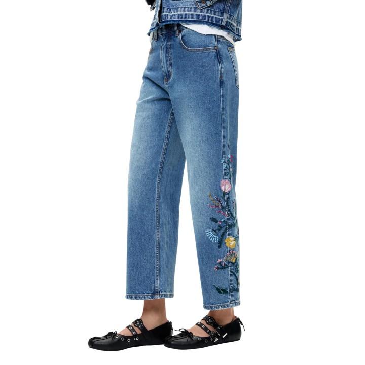 Desigual vaqueros de mujer denim azul con bordado floral vista lateral de detalle