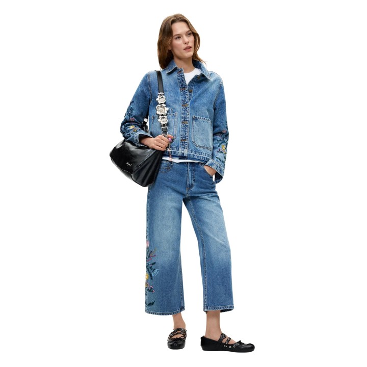 Desigual vaqueros de mujer denim azul con bordado floral vista frontal de tres cuartos