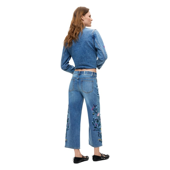 Desigual vaqueros de mujer denim azul con bordado floral vista posterior de tres cuartos