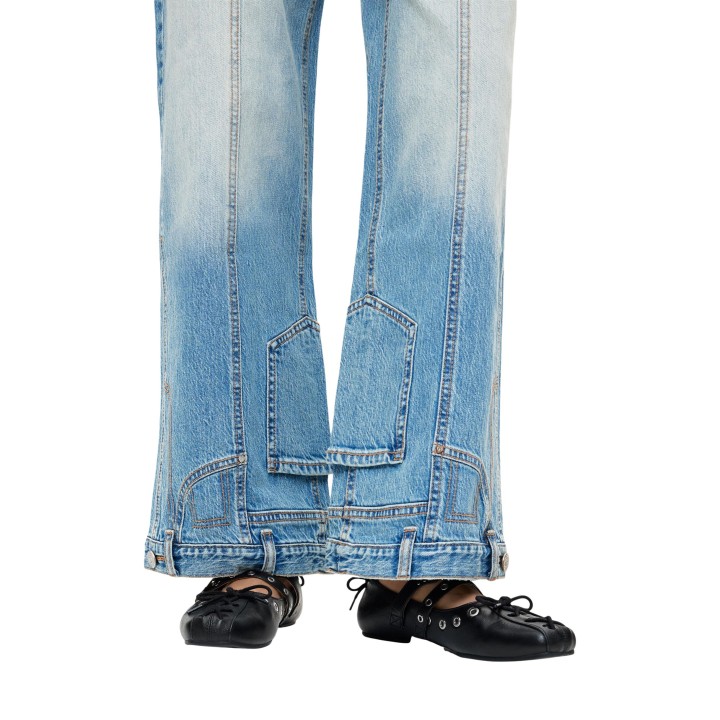 Detalle frontal de vaqueros Desigual de mujer en denim claro modelo 26WWDD17