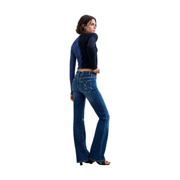 Vaqueros Desigual Lindsay para mujer en denim azul vista posterior de tres cuartos