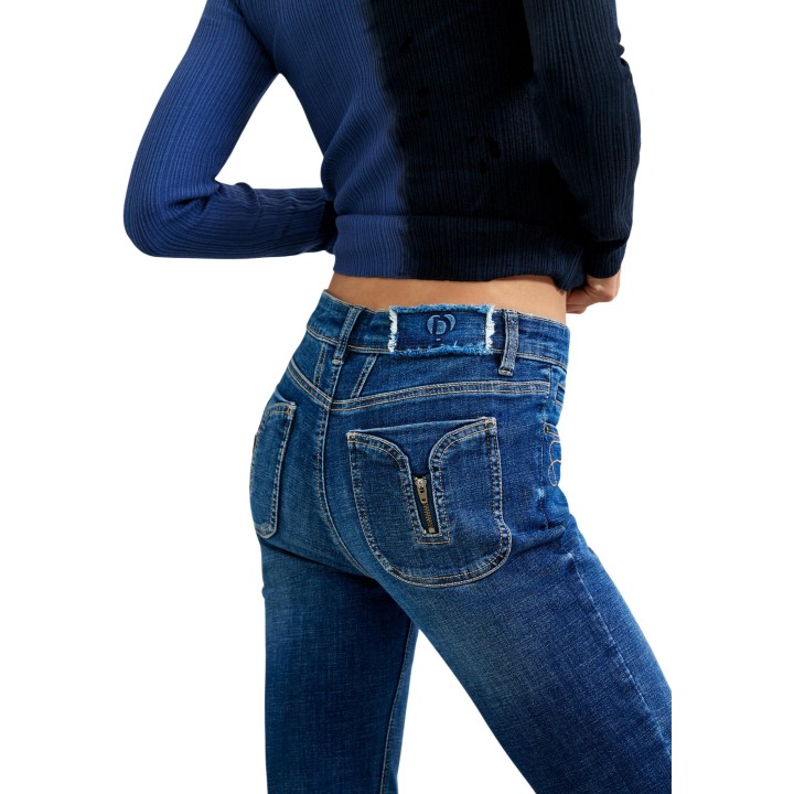 Detalle posterior de vaqueros Desigual Lindsay para mujer en denim azul