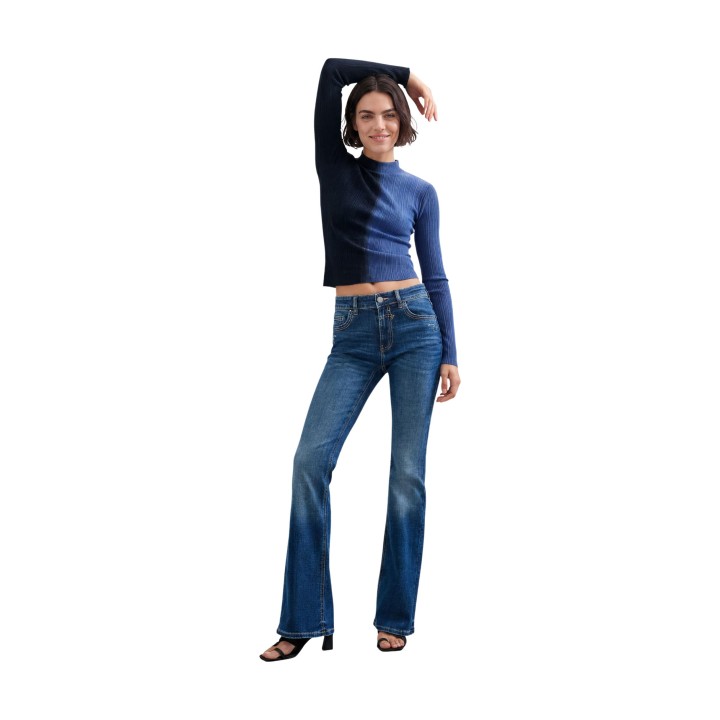Vaqueros Desigual Lindsay para mujer en denim azul vista frontal de tres cuartos