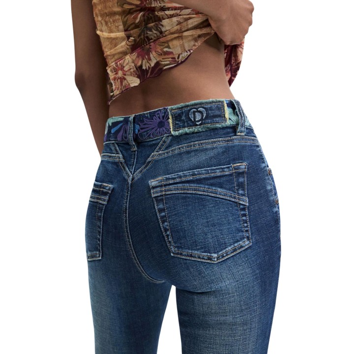 Detalle posterior de vaqueros Desigual de mujer azules de denim