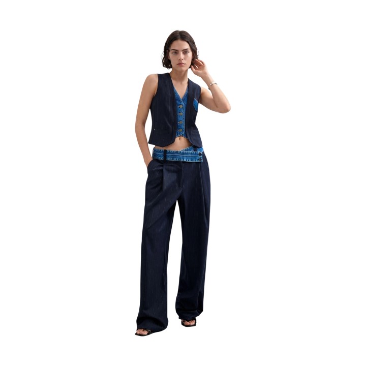 Desigual pantalón de mujer azul de raya diplomática vista frontal en modelo