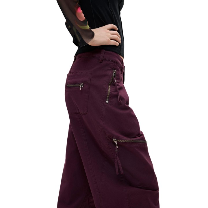 Detalle lateral del pantalón Desigual de mujer bordeaux con cremalleras