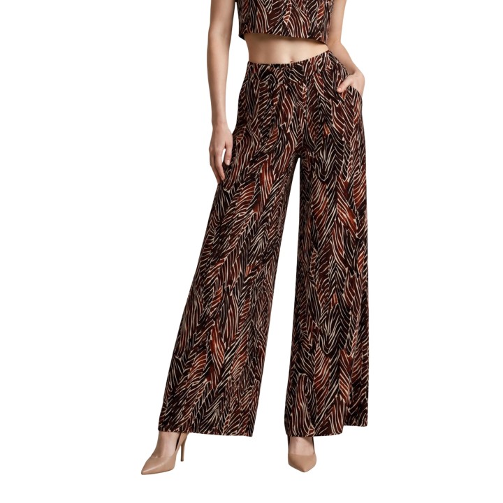 I am pantalón de mujer marrón de viscosa con estampado geométrico floral vista frontal