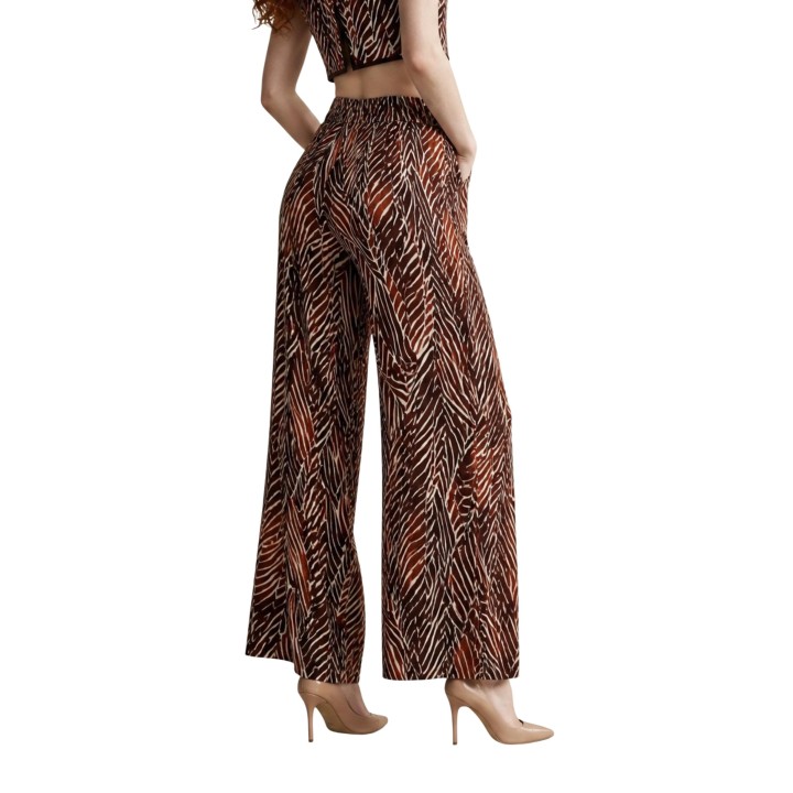 I am pantalón de mujer marrón de viscosa con estampado geométrico floral vista posterior