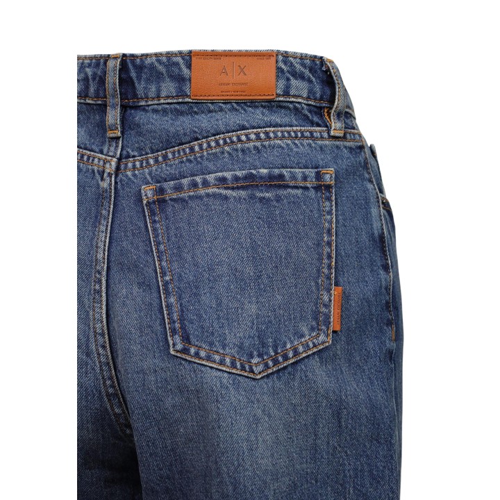 Detalle posterior de vaqueros de mujer Armani Exchange de denim azul oscuro