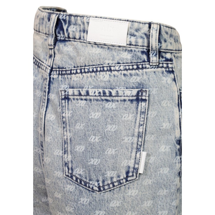 Armani Exchange pantalón de mujer en denim claro detalle del bolsillo posterior