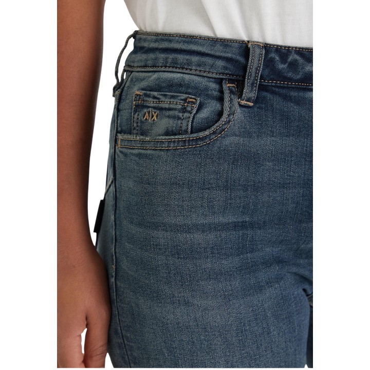 Detalle lateral de vaqueros Armani Exchange de mujer en denim azul oscuro