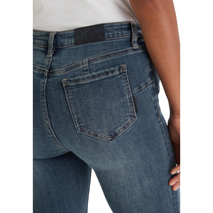 Detalle posterior de vaqueros Armani Exchange de mujer en denim azul oscuro