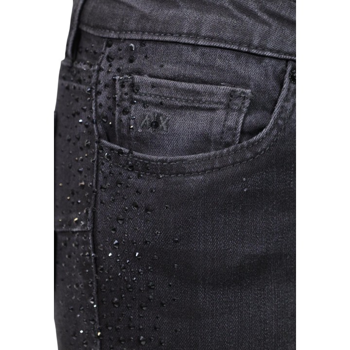 Detalle del pantalón vaquero negro Armani Exchange de mujer con pedrería