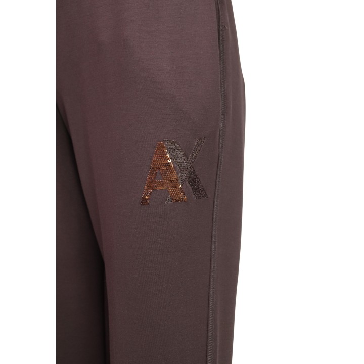 Detalle del logo de Armani Exchange en pantalón marrón de mujer