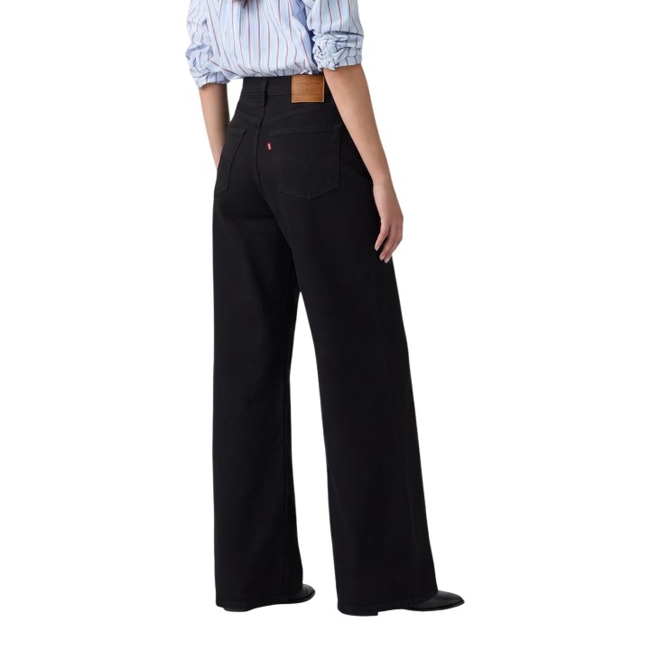 Levi's® vaqueros de mujer negros vista posterior de tres cuartos