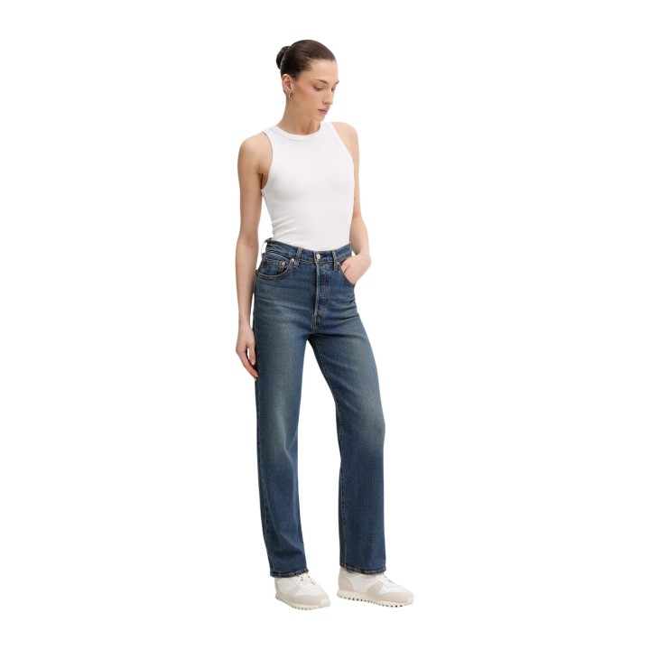 Vaqueros Levi's® de mujer en denim azul vista frontal de cuerpo entero