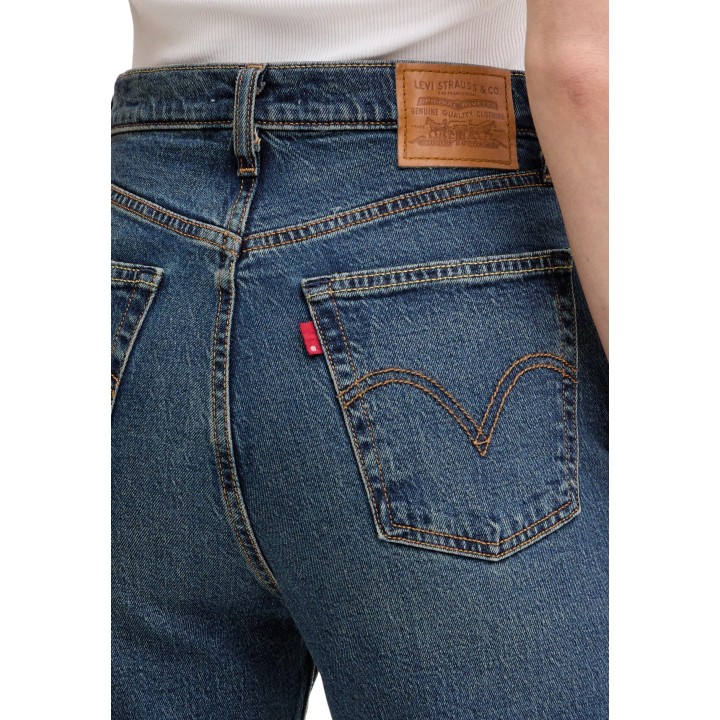 Detalle posterior de vaqueros Levi's® de mujer en denim azul