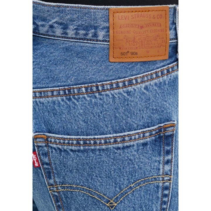 Detalle posterior de vaqueros Levi's de mujer azul denim