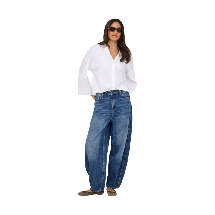 Jacqueline de Yong vaqueros de mujer en denim azul oscuro vista de tres cuartos
