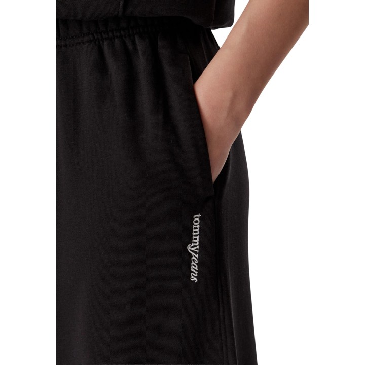 Detalle lateral del pantalón de chándal Tommy Hilfiger Jeans negro con bolsillo y logo