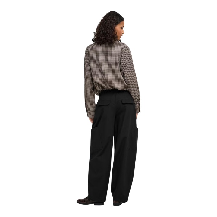 Jacqueline de Yong pantalón cargo negro de mujer vista posterior