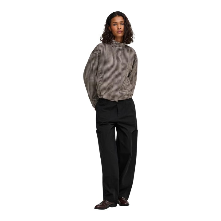 Jacqueline de Yong pantalón cargo negro de mujer vista tres cuartos