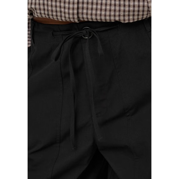 Detalle del cordón y bolsillos del pantalón cargo negro Jacqueline de Yong