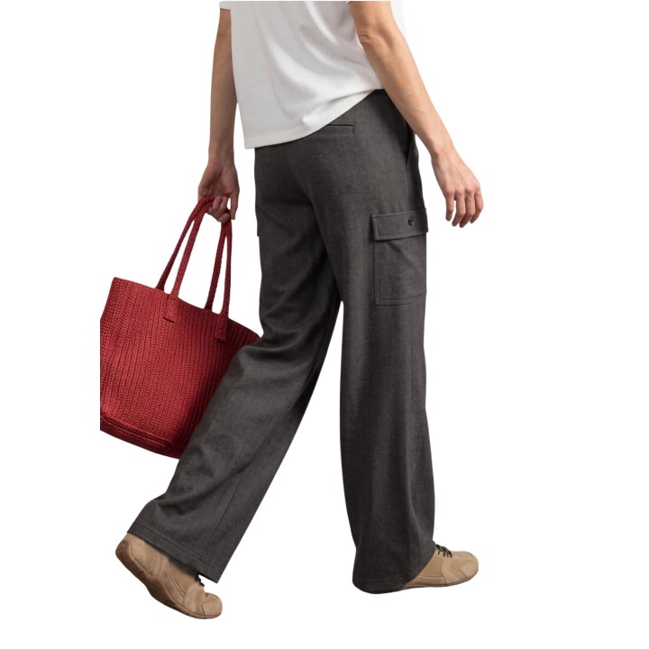 Street One pantalón cargo de mujer marrón oscuro Amalia 381379 en vista posterior de tres cuartos