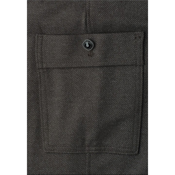 Detalle del bolsillo con botón del pantalón cargo marrón oscuro Street One Amalia 381379