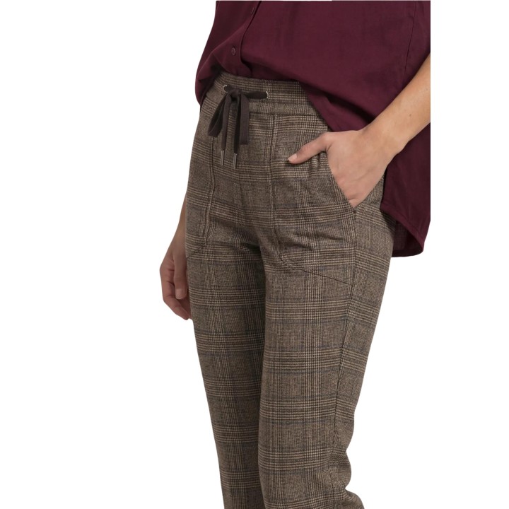 Detalle frontal del pantalón Street One Bonny MW L28 marrón con cintura de cordón