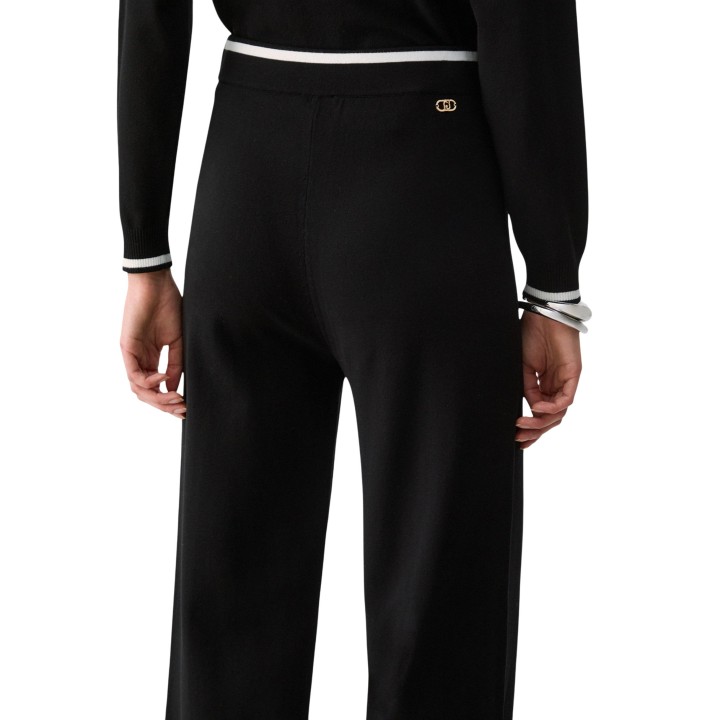 Detalle posterior del pantalón Liu-Jo de mujer TF6190 MS63L negro y blanco