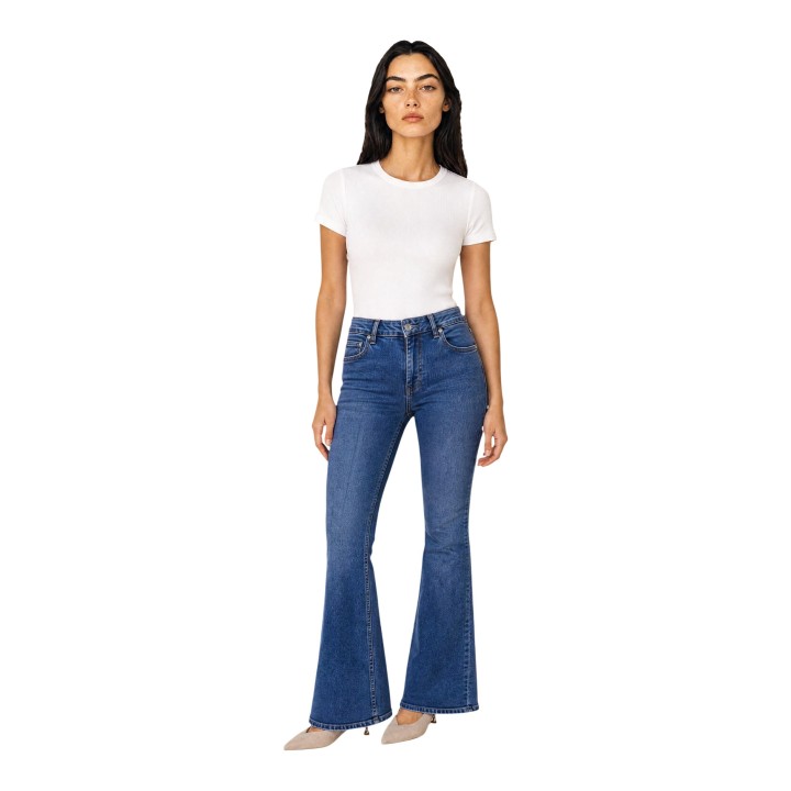 Liu-Jo vaqueros de mujer UF6015 D0357 en denim vista frontal sobre modelo