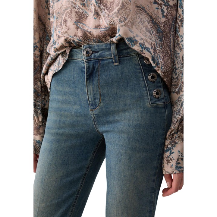 Detalle frontal de vaqueros de mujer Liu-Jo en denim azul