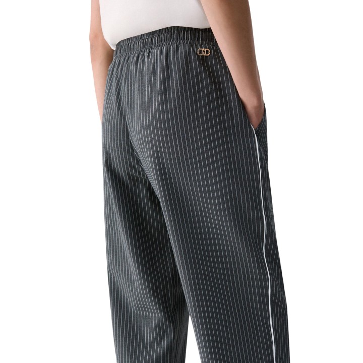 Detalle del pantalón Liu-Jo de mujer gris y blanco de raya diplomática