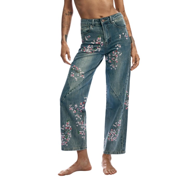 Vaqueros de mujer Desigual en denim azul con flores vista frontal
