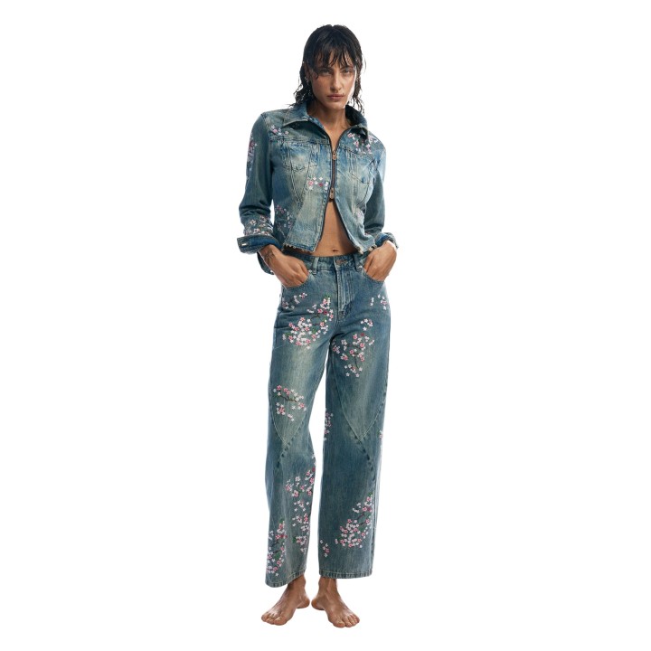 Vaqueros de mujer Desigual en denim azul con flores vista frontal en modelo