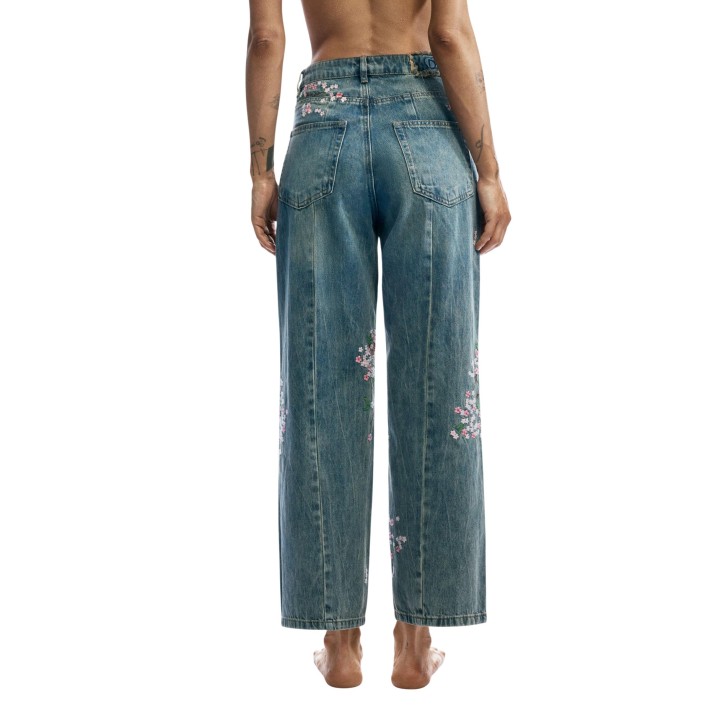 Vaqueros de mujer Desigual en denim azul con flores vista posterior
