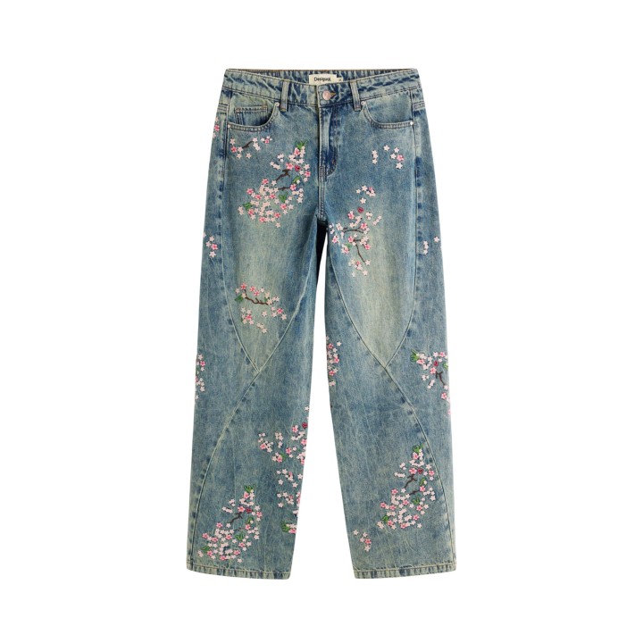 Detalle frontal de vaqueros de mujer Desigual en denim azul con flores