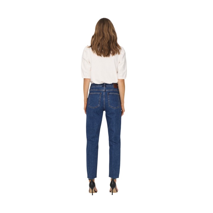 Only vaqueros de mujer en denim azul oscuro vista posterior con modelo