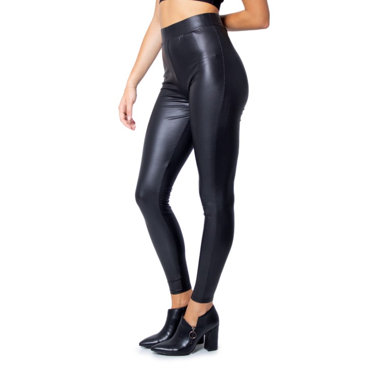 Only pantalón de mujer negro efecto piel 15187844 vista tres cuartos