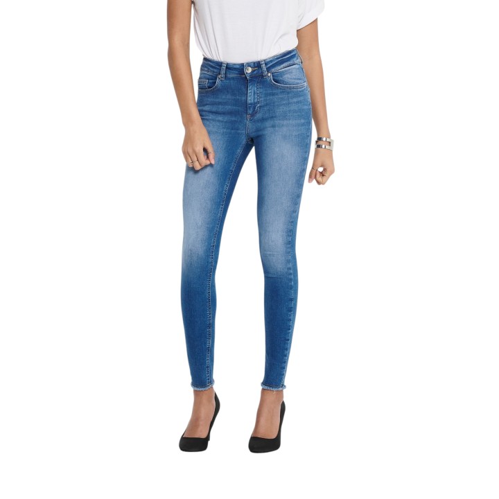 Only vaqueros de mujer azul denim vista frontal en modelo
