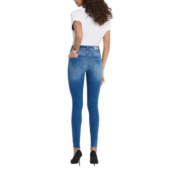 Only vaqueros de mujer azul denim vista posterior en modelo