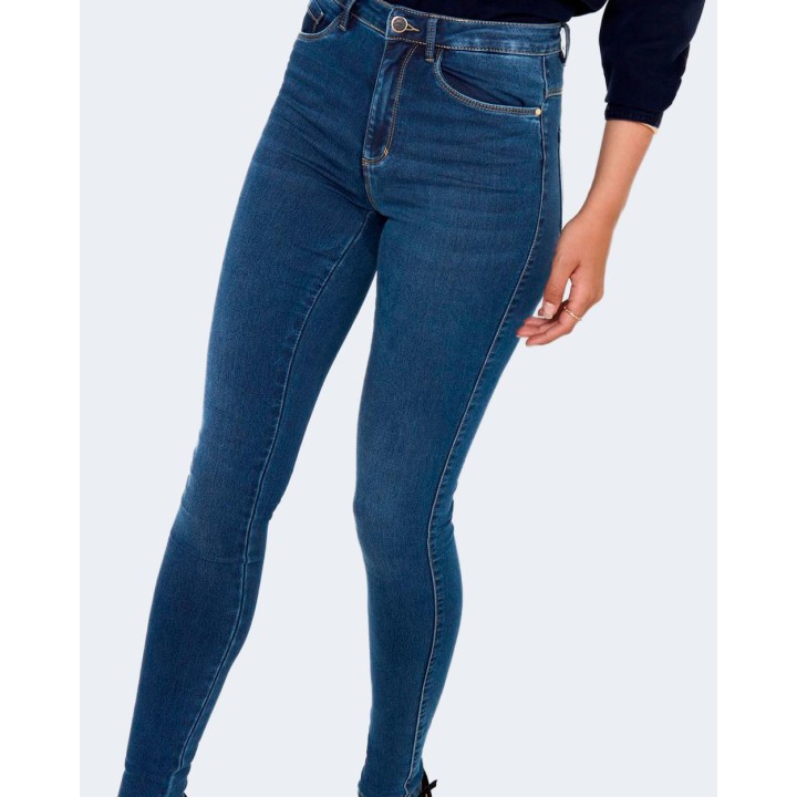 Detalle frontal en tres cuartos de vaqueros Only de mujer en denim azul oscuro